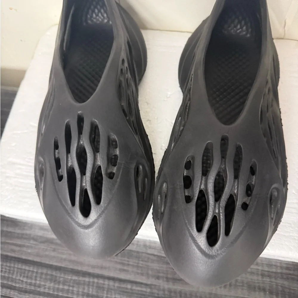 Sleek Black Men's Sandals